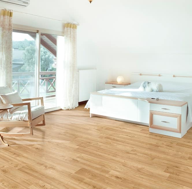 Chambre à coucher vinyle rouleaux et dalles effet parquet clair