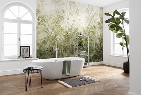 Poster XXL Wilderness de Komar représentant une jungle, appliqué sur le mur d'une salle de bains.